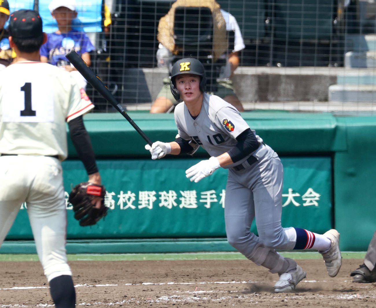 土浦日大対慶応　5回裏慶応無死一塁、丸田は中前打を放つ（撮影・上山淳一）