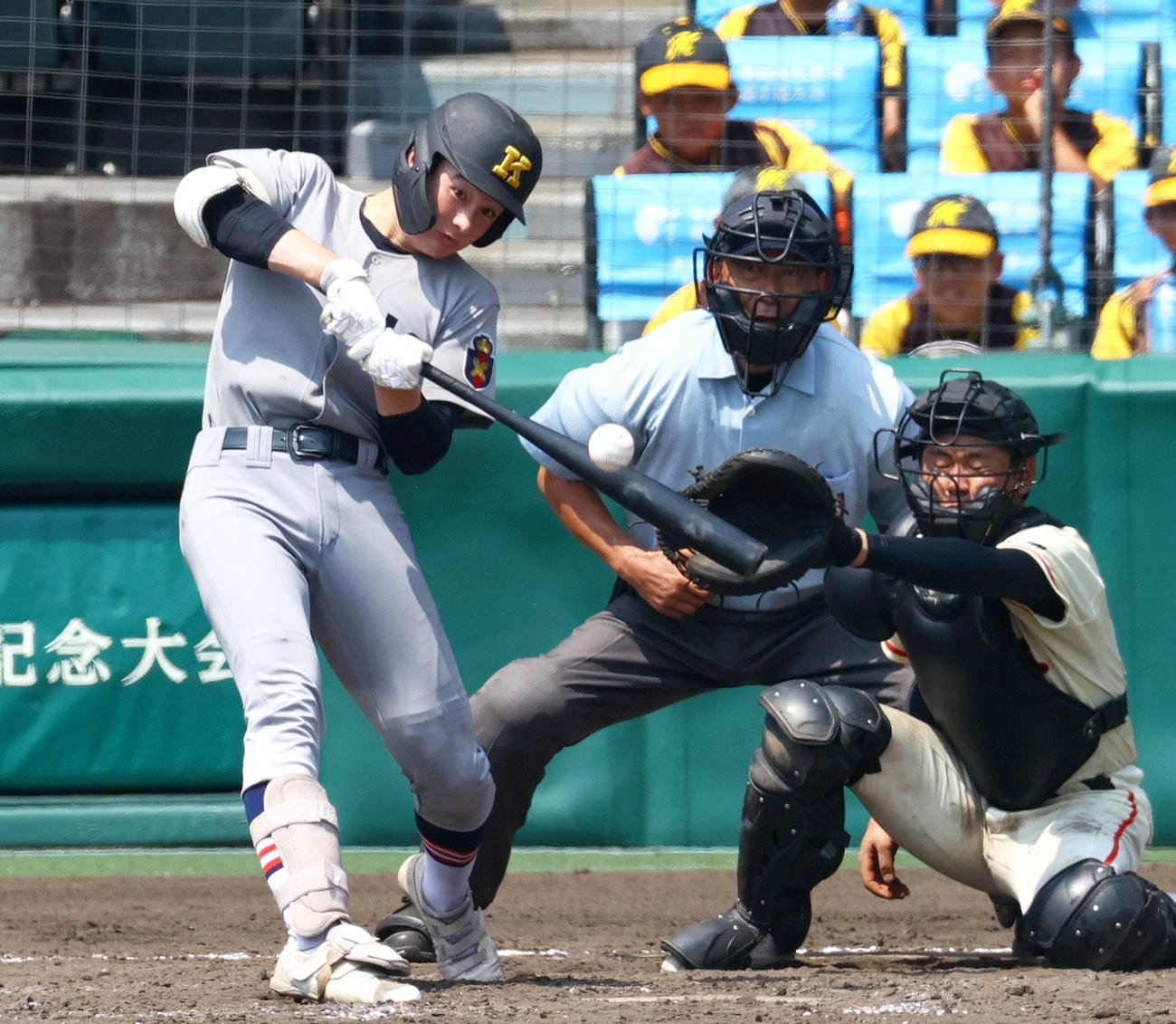 土浦日大対慶応　5回裏慶応無死一塁、丸田は中前打を放つ（撮影・上山淳一）