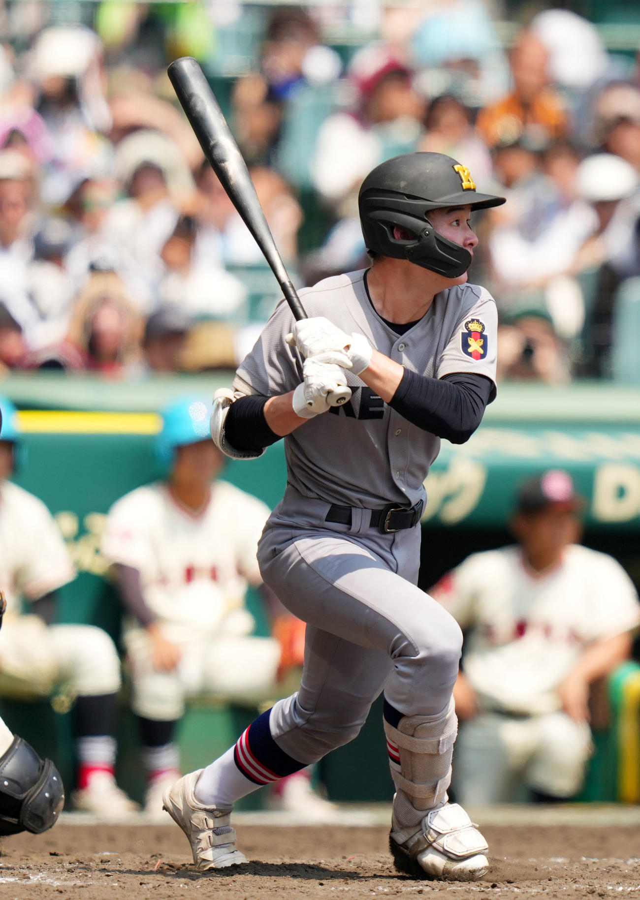 土浦日大対慶応　5回裏慶応無死一塁、中前打を放つ丸田（撮影・横山健太）