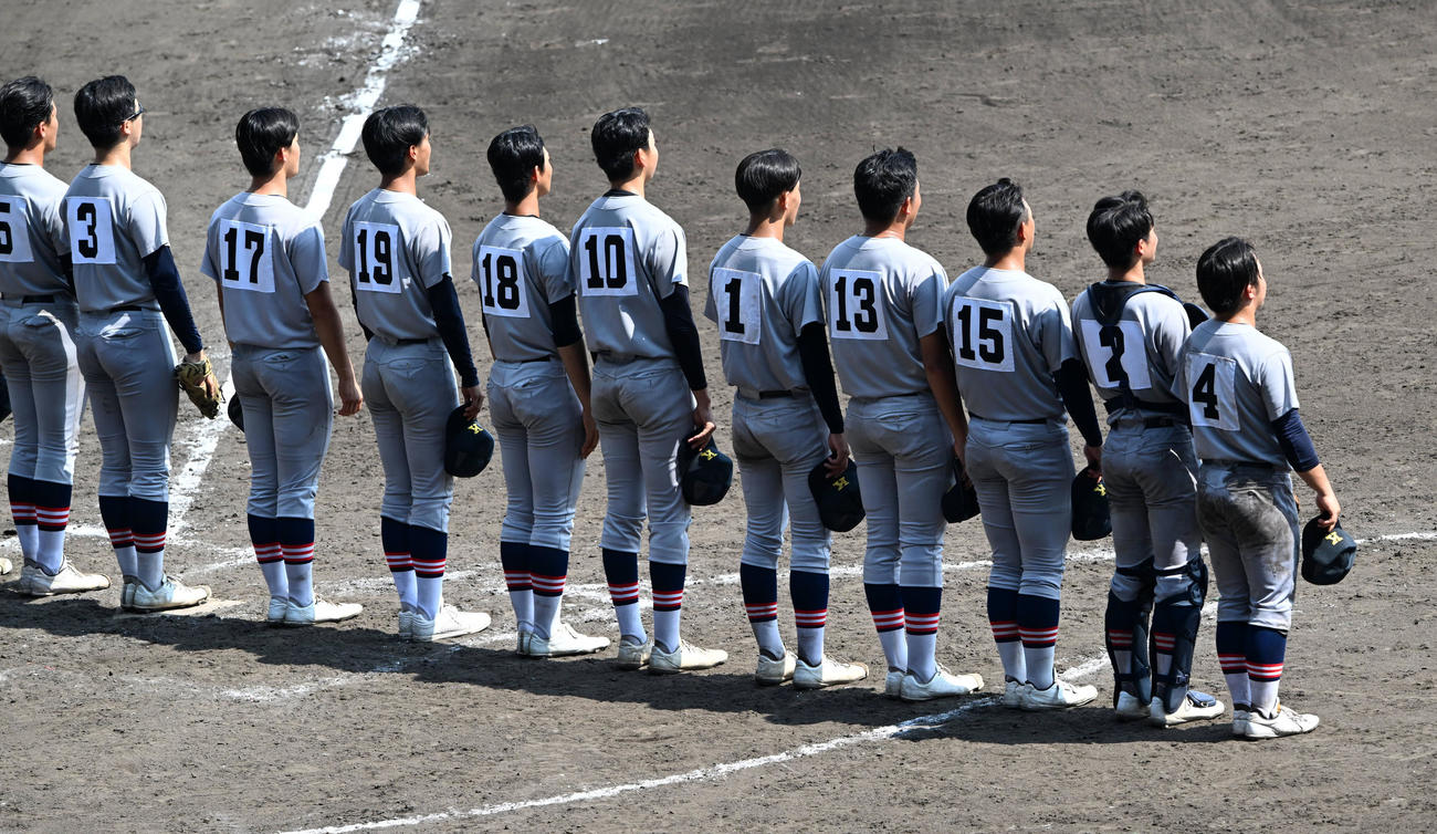 高校野球準決勝　土浦日大に勝利し、整列する慶応ナイン（撮影・前岡正明）