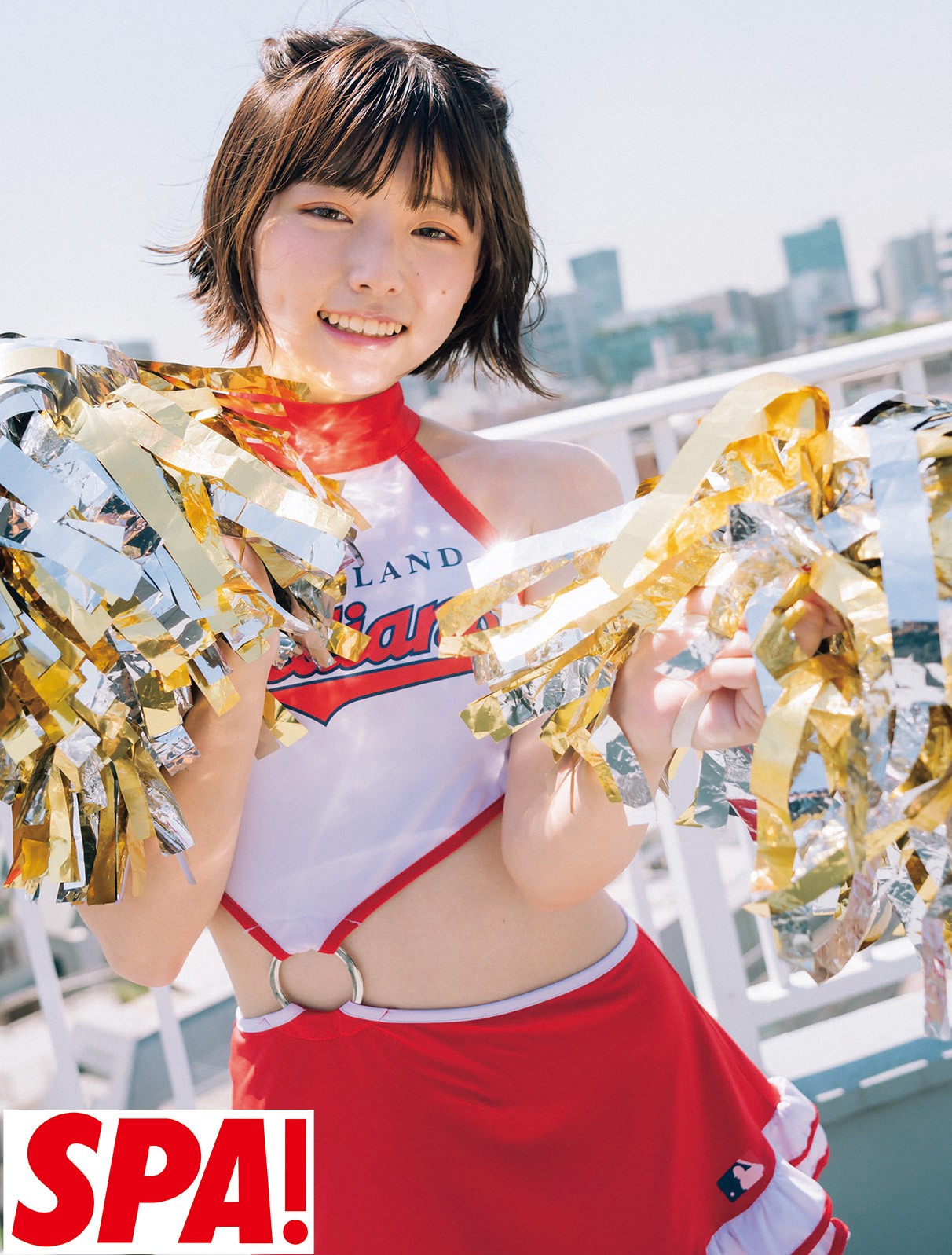 衣装アンケート1位となった「チアガール」のコスチュームをする葉月つばさ