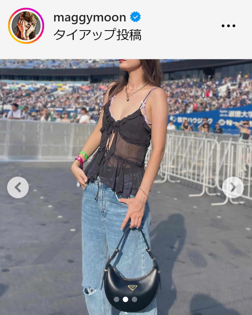キャミソールにジーンズのコーデを披露したマギー（マギーのインスタグラムから）