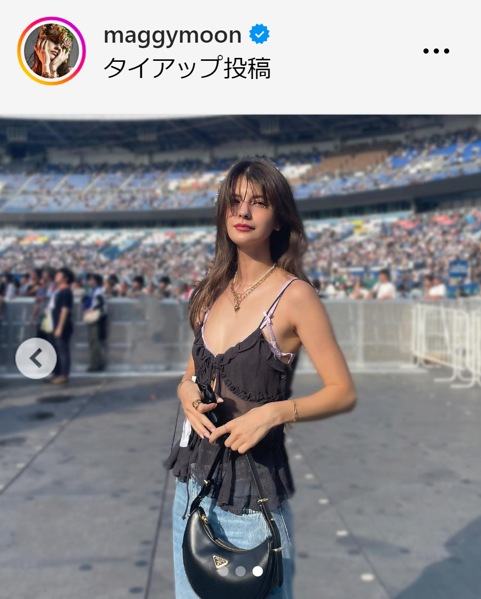 キャミソールにジーンズのコーデを披露したマギー（マギーのインスタグラムから）