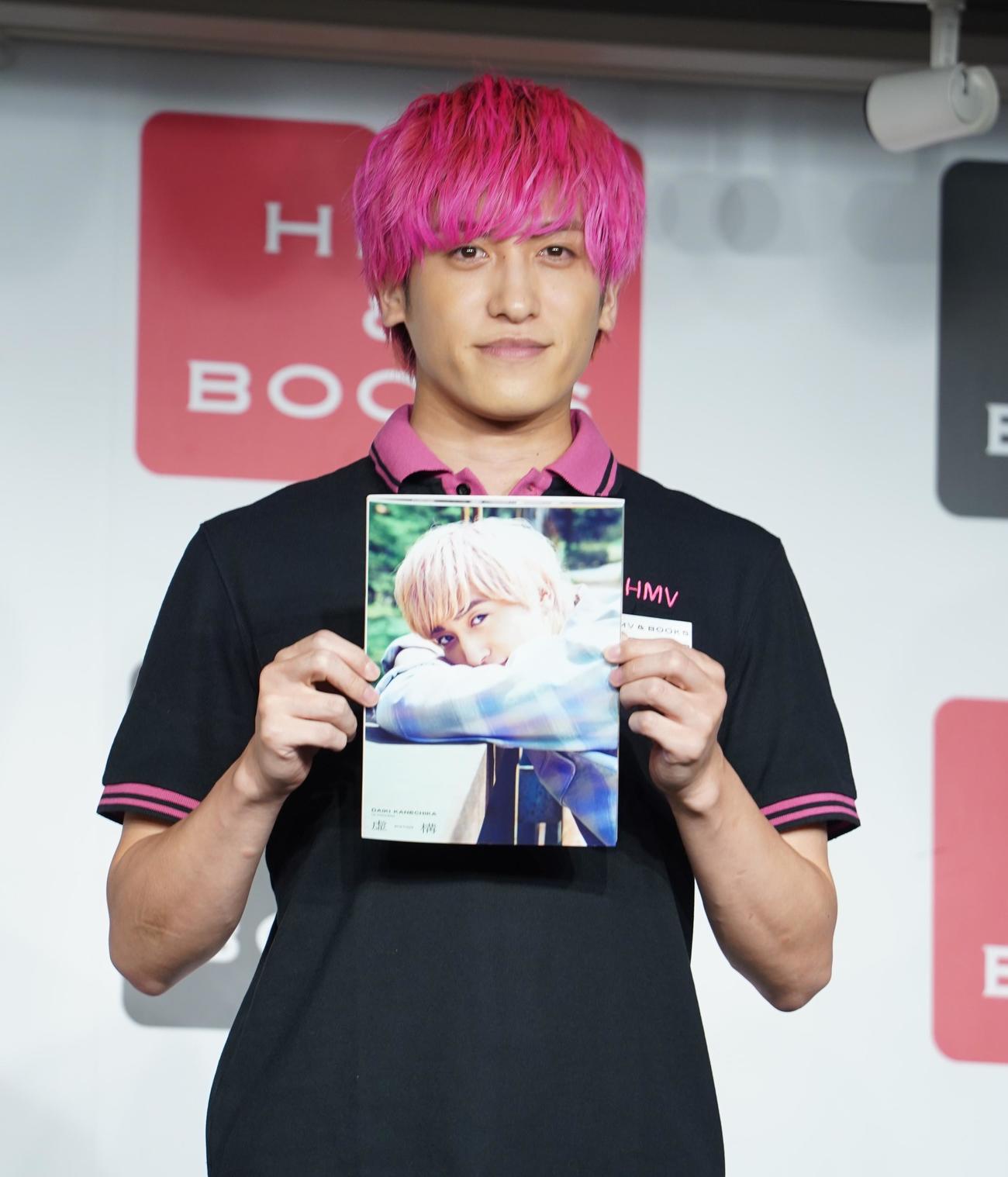初の写真集「虚構」の取材会を行った兼近大樹（撮影・佐藤勝亮）