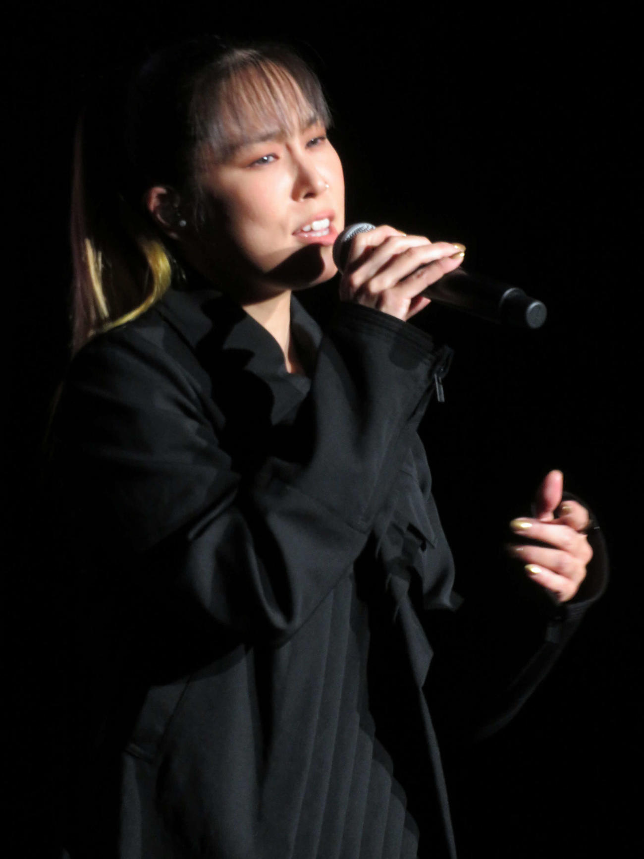 映画「春に散る」公開直前イベントで主題歌「Life Goes On」を歌唱するAI（撮影・村上幸将）