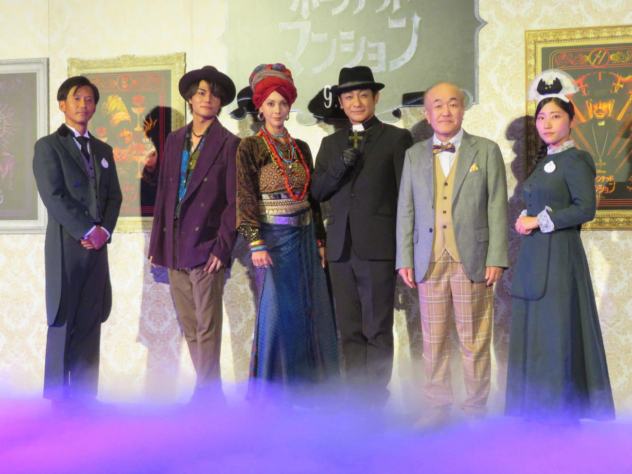 映画「ホーンテッドマンション」ジャパンプレミアに登壇した、左2人目から八代拓、土屋アンナ、片岡愛之助、温水洋一（撮影・村上幸将）