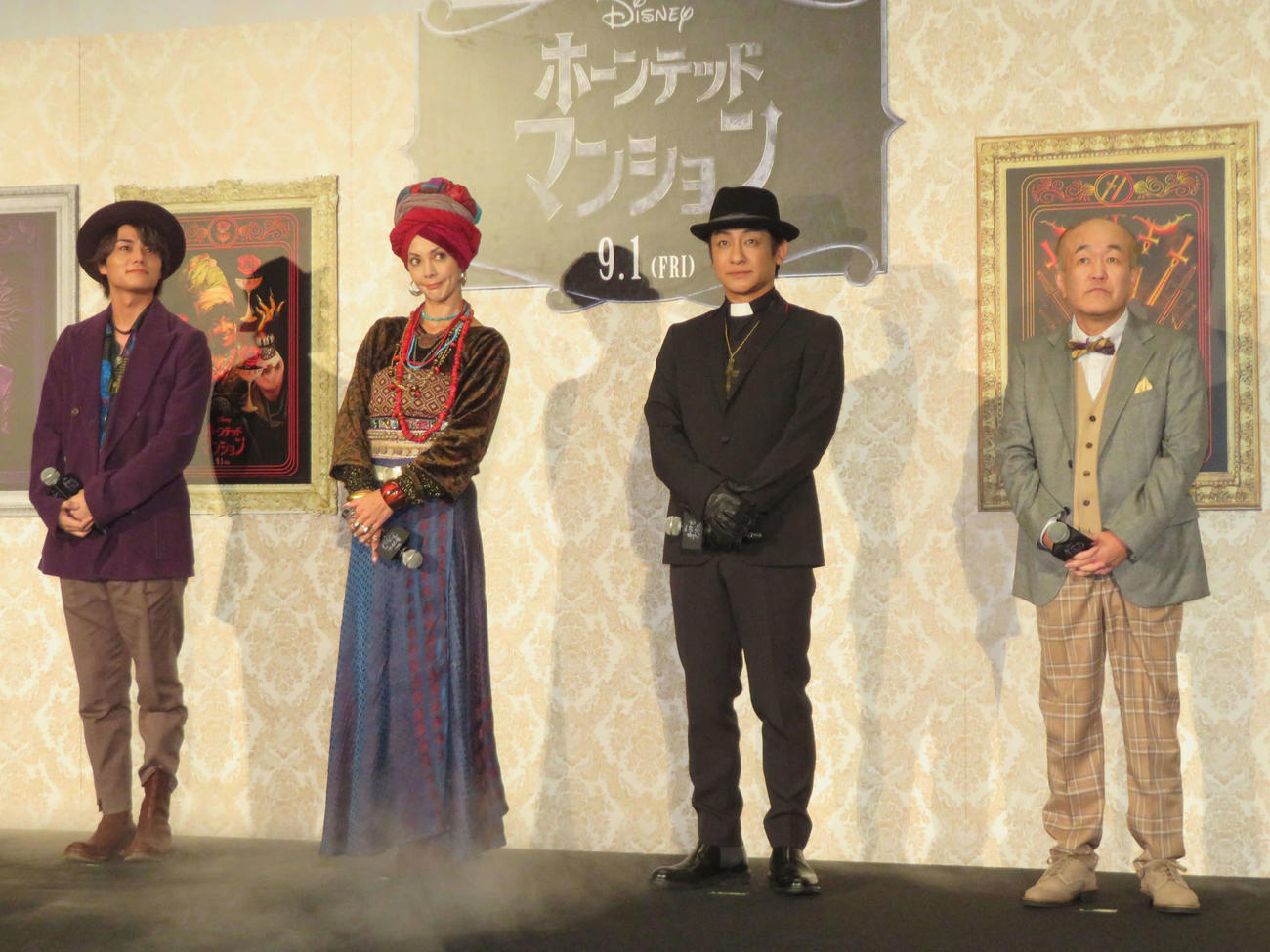 映画「ホーンテッドマンション」ジャパンプレミアに登壇した、左から八代拓、土屋アンナ、片岡愛之助、温水洋一（撮影・村上幸将）