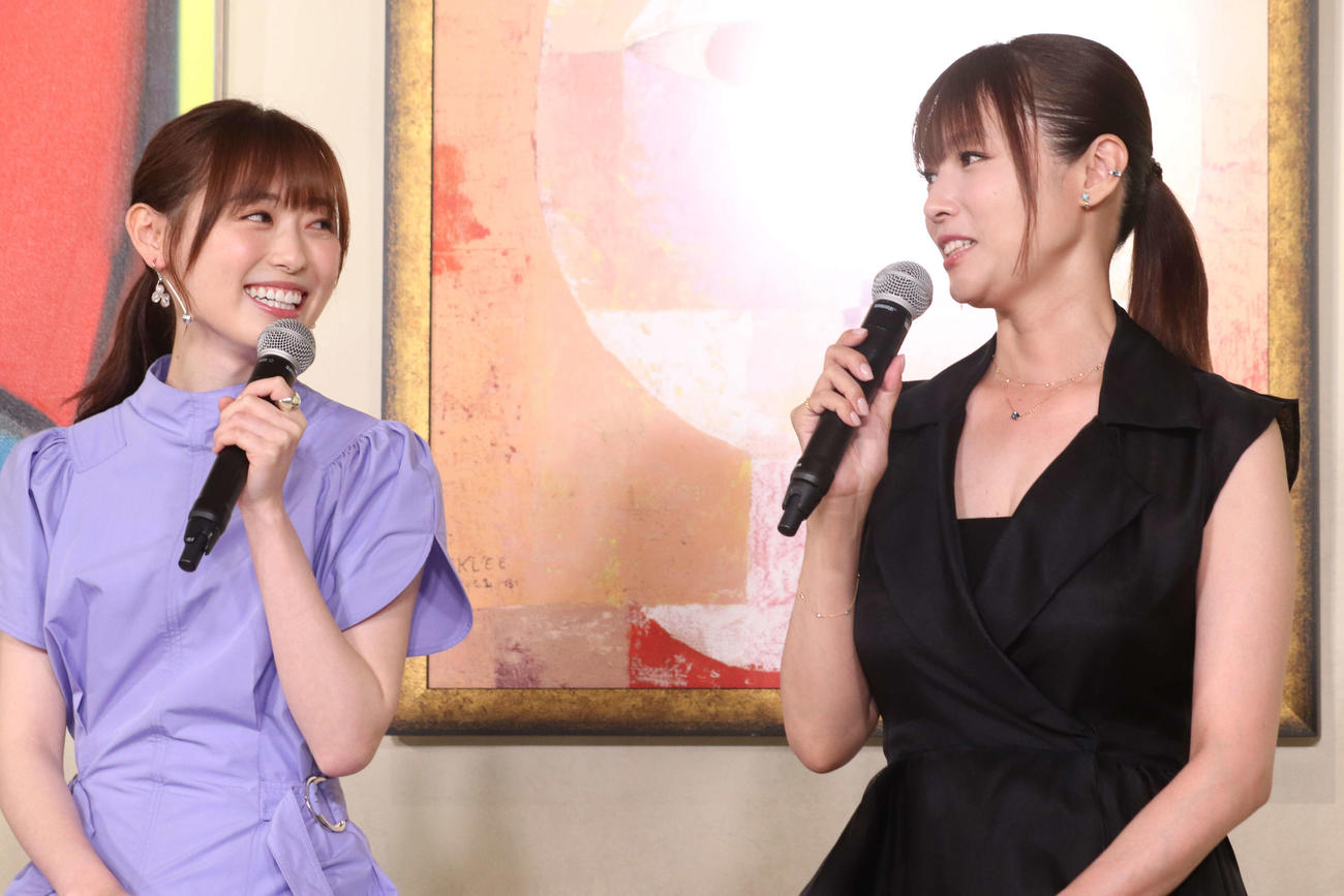 TBS系連続ドラマ「18／40～ふたりなら夢も恋も～」制作発表で笑顔を見せる福原遥（左）深田恭子（2023年7月5日撮影）