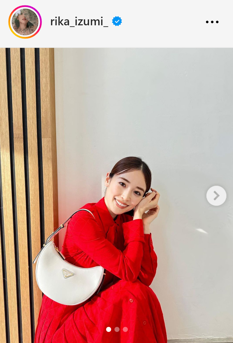 ワンピース姿でPRADAのバッグを肩にかける泉里香（泉里香のインスタグラムから）