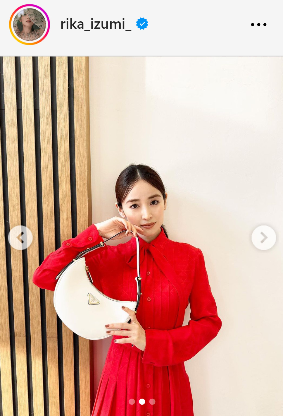 ワンピース姿でPRADAのバッグを手にポーズする泉里香（泉里香のインスタグラムから）
