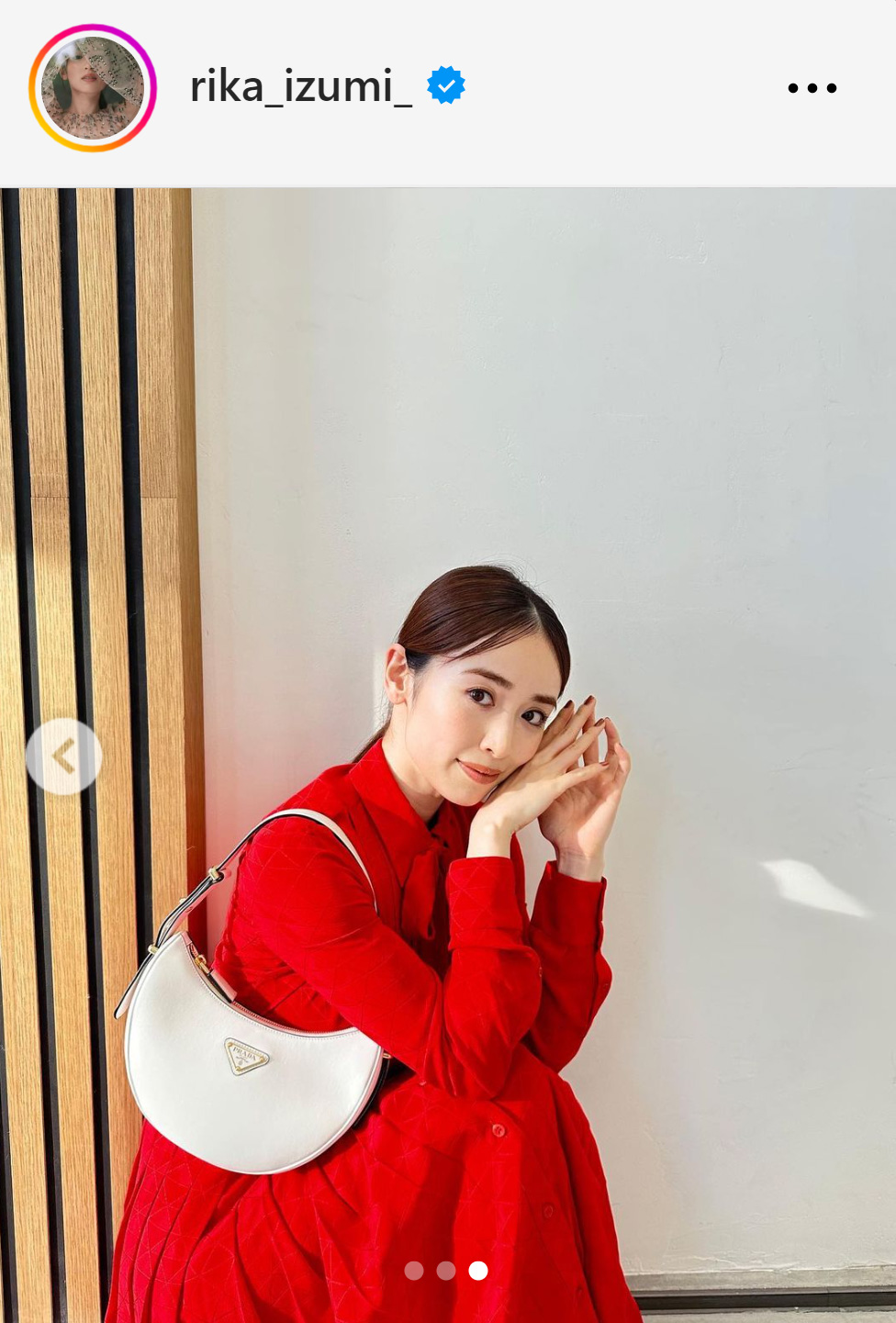 ワンピース姿でPRADAのバッグを肩にかける泉里香（泉里香のインスタグラムから）