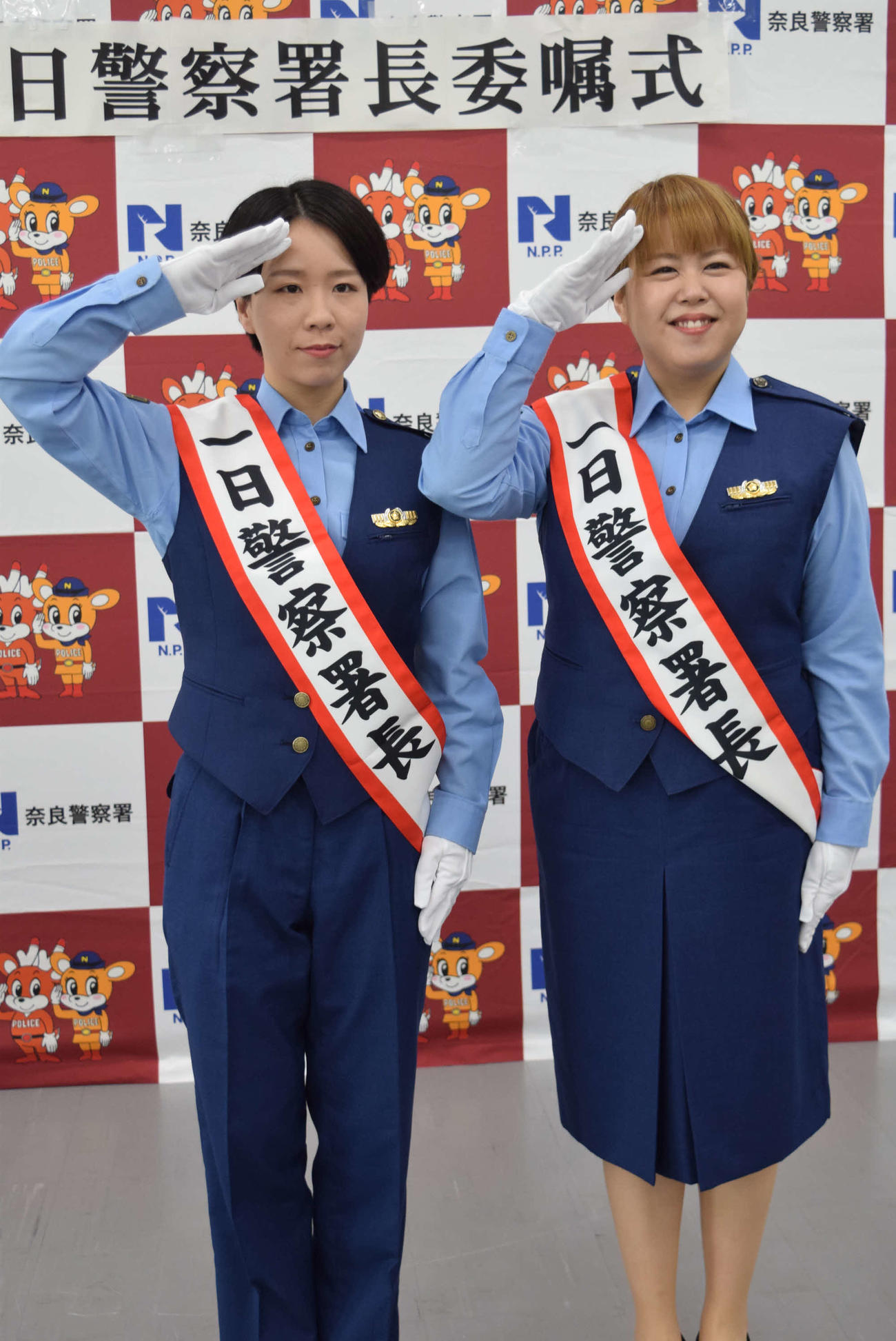敬礼する「天才ピアニスト」の竹内知咲（左）とますみ（撮影・阪口孝志）