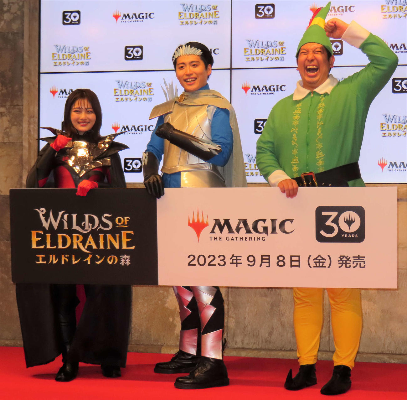 マジック：ザ・ギャザリング「エルドレインの森」発売PRイベントに出席した、左から井上咲楽、レインボーの池田直人、ジャンボたかお
