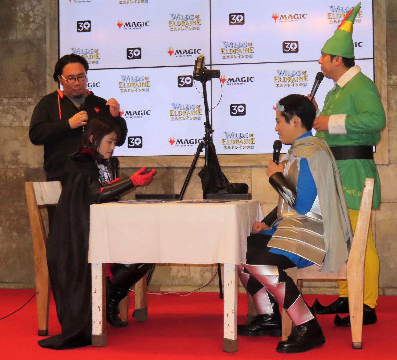 実際にゲームを体験する、左からプロダクトマネジャー鎌田正篤氏、井上咲楽、レインボーの池田直人、ジャンボたかお