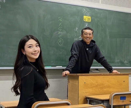 卒業後に慶応高校野球部の森林監督のもとを訪問した際の松田和佳アナウンサー