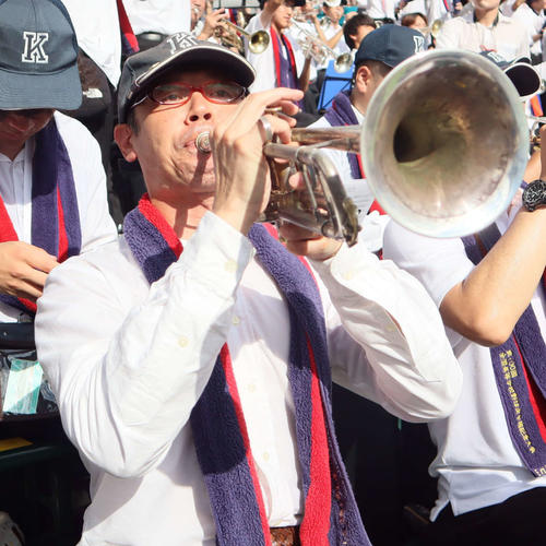 全国高校野球選手権　慶応オリジナル応援曲「烈火」の作曲者・中谷寛也さんはアルプスで演奏（撮影・村松万里子）
