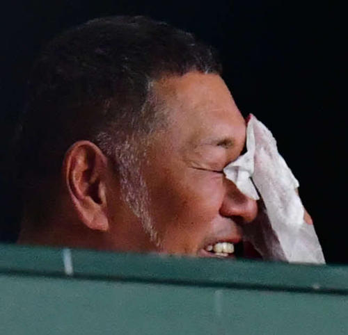 慶応対仙台育英　慶応優勝に目元をぬぐう清原和博氏