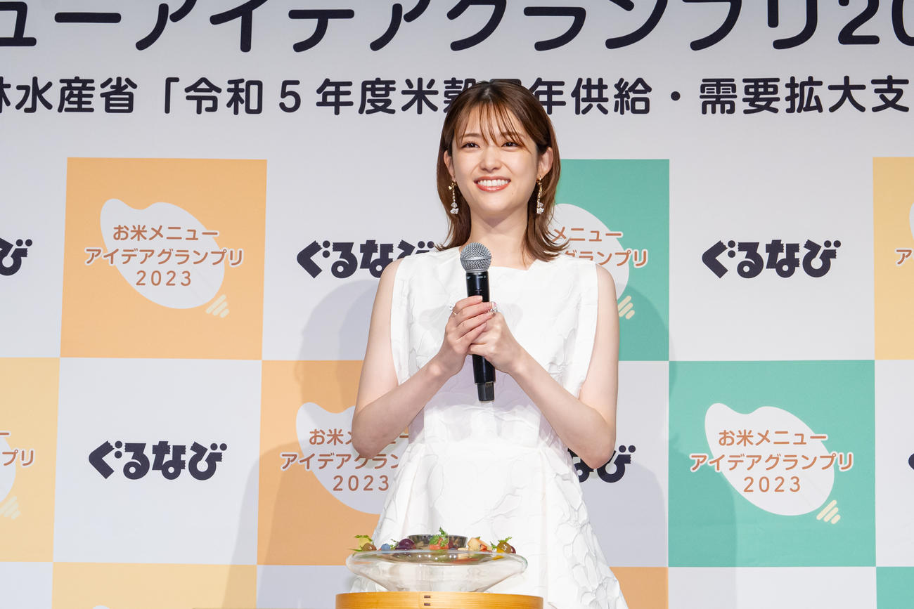 「お米メニューアイデアグランプリ2023」授賞式に白ドレスで登場した松村沙友理