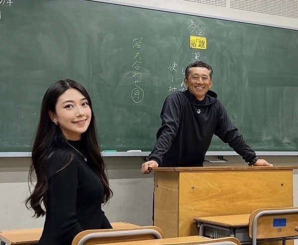 卒業後に慶応高校野球部の森林監督のもとを訪問した際の松田和佳アナウンサー