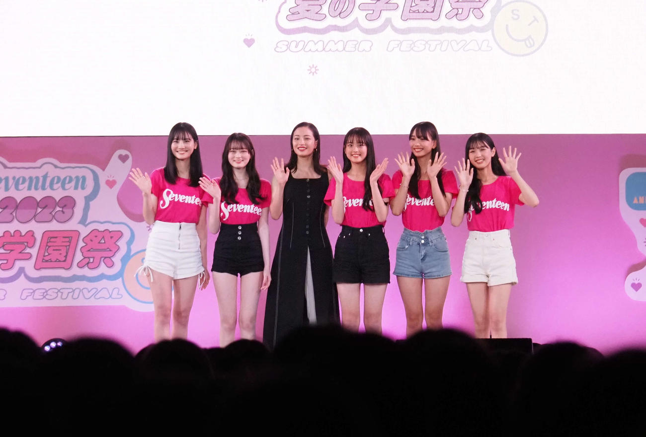「第26回セブンティーン夏の学園祭2023」に出席した、左から関谷瑠紀、高比良由菜、広瀬すず、竹下優名、松本麗世、宮迫翠月（撮影・遠藤尚子）