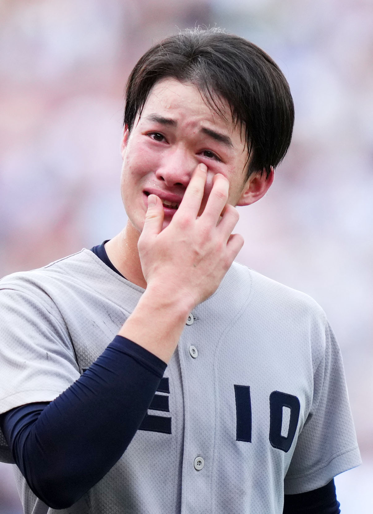 慶応対仙台育英　優勝を果たし涙を流す慶応・丸田（撮影・横山健太）