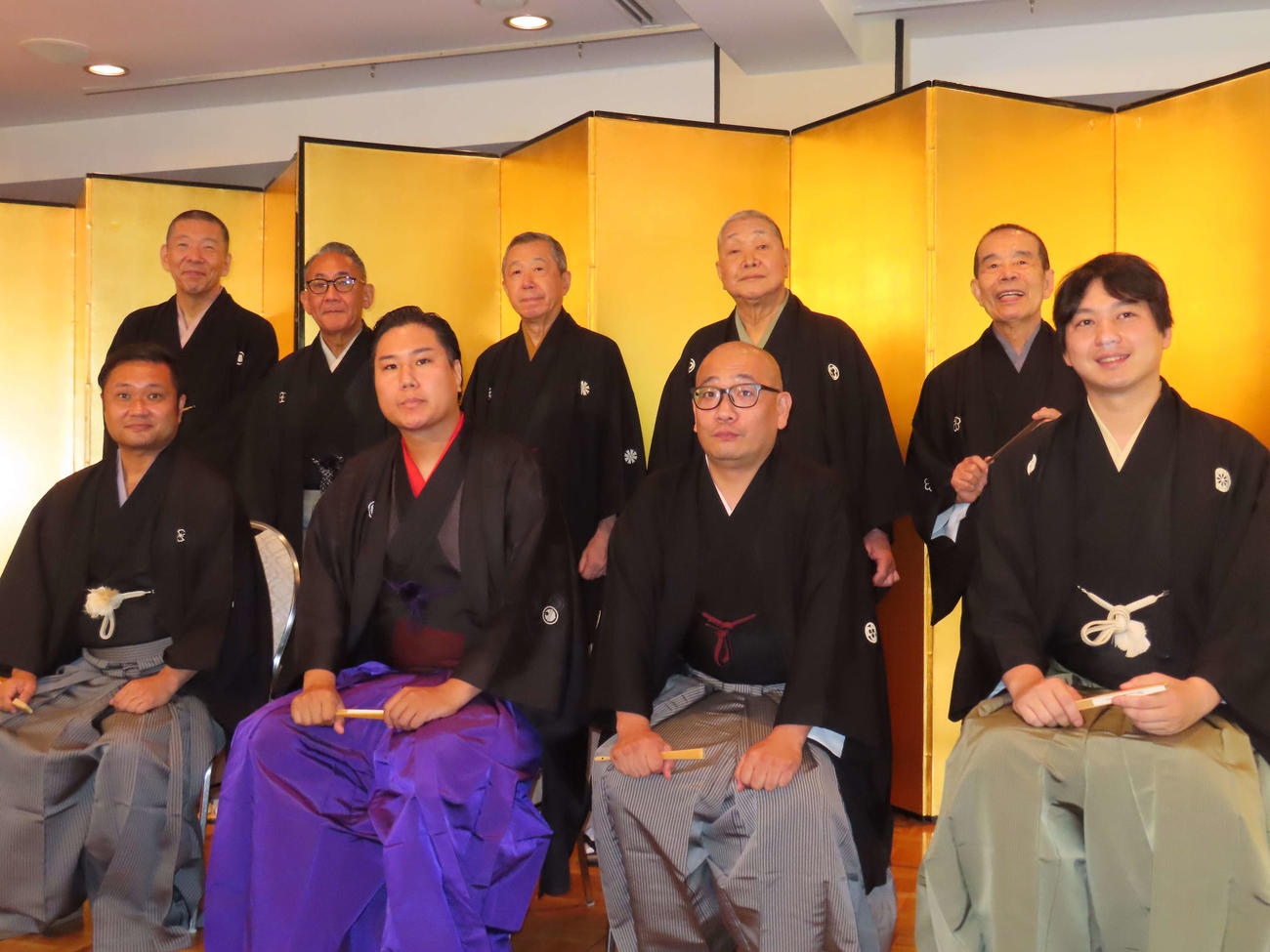 落語協会の真打ち昇進襲名披露会見に出席した、前列左から林家まめ平、柳家平和、柳家福多楼、林家希林。後列左から柳亭市馬、林家正蔵、柳家小さん、柳家権太楼、林家木久扇
