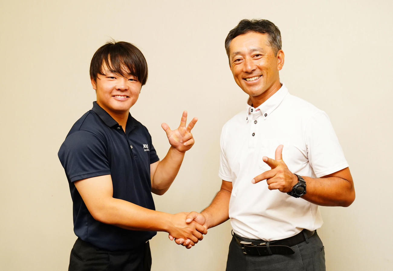 笑顔でポーズをする慶応・大村主将（左）と森林監督（撮影・横山健太）