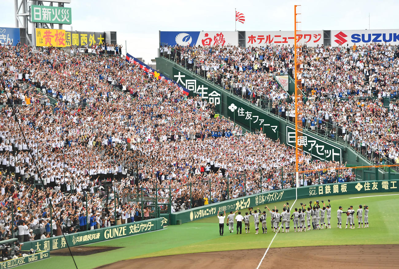 2023年8月23日、慶応対仙台育英　107年ぶりの優勝を果たし応援団にあいさつする慶応ナイン