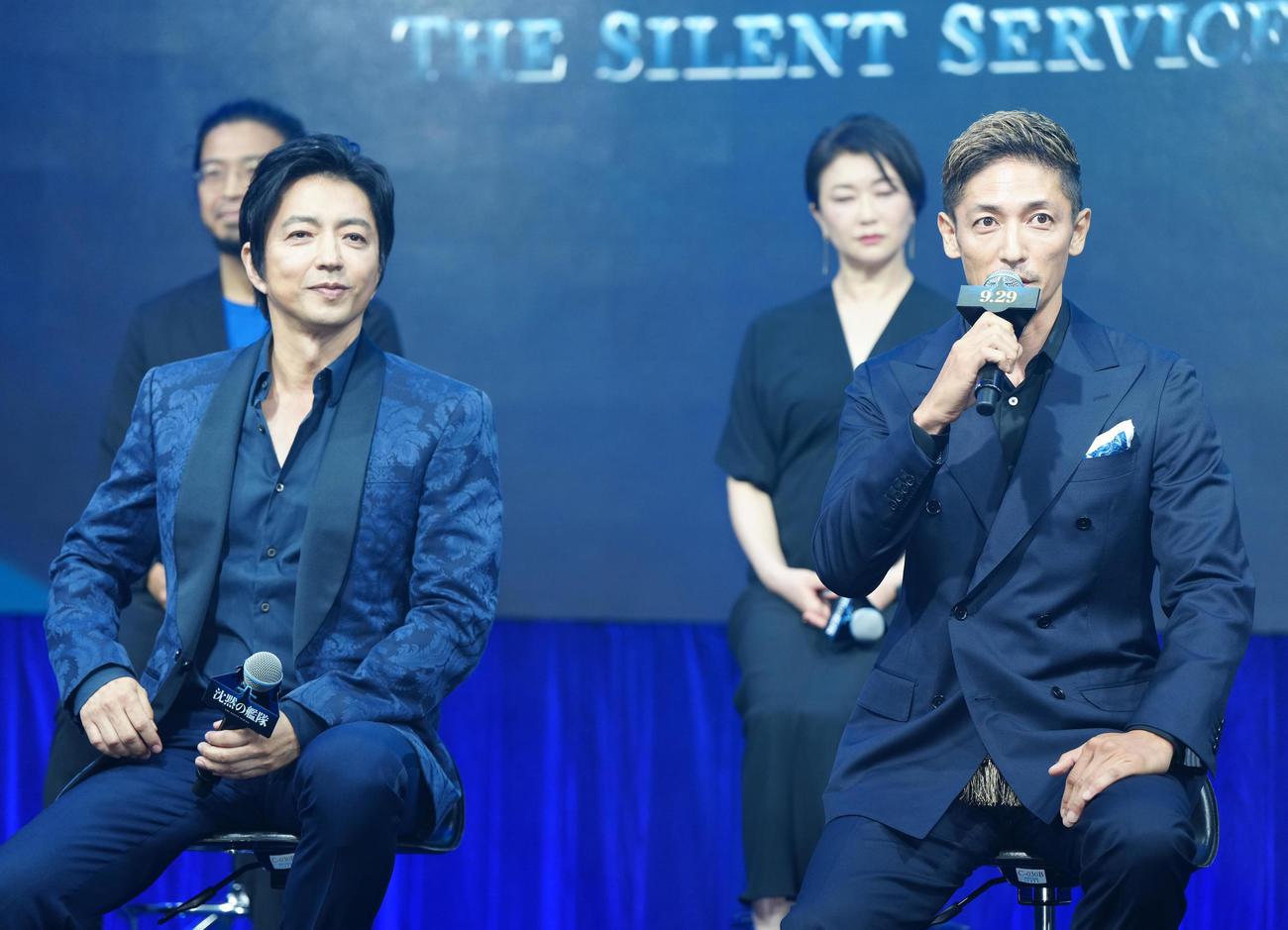 映画「沈黙の艦隊」完成報告会に臨む玉木宏。左は大沢たかお（撮影・江口和貴）