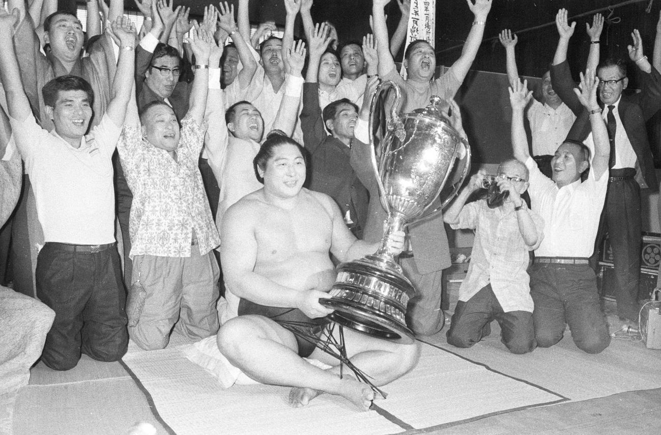 69年名古屋場所、新大関で初優勝を果たした清國