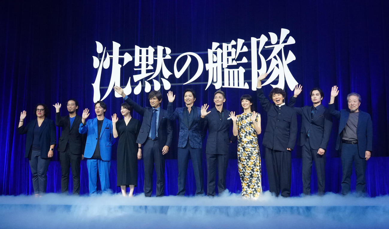 映画「沈黙の艦隊」完成報告会に臨み、写真に納まる、左からAmazonスタジオのダナエ・コキノス氏、吉野耕平監督、中村倫也、夏川結衣、江口洋介、大沢たかお、玉木宏、水川あさみ、ユースケ・サンタマリア、中村蒼、原作者のかわぐちかいじ氏（撮影・江口和貴）