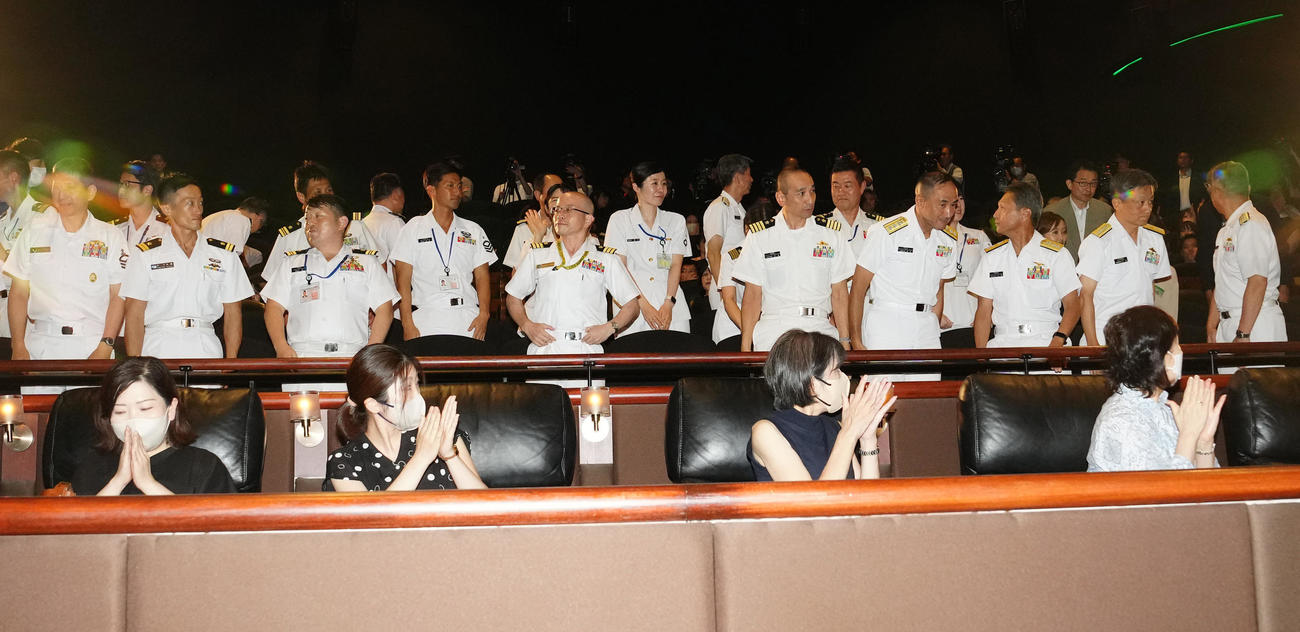 映画「沈黙の艦隊」の完成披露舞台あいさつで紹介される海上自衛隊と防衛省の人たち（撮影・江口和貴）