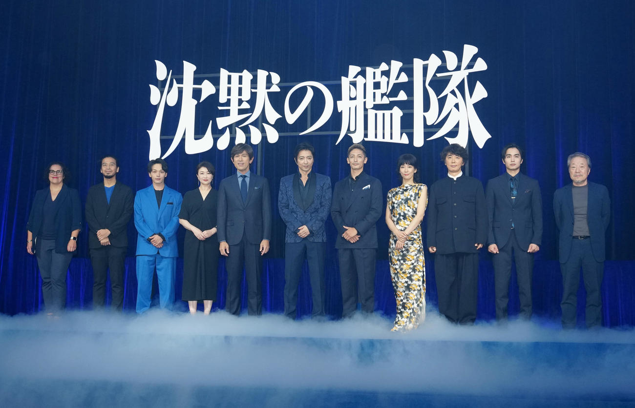 映画「沈黙の艦隊」完成報告会に臨み、写真に納まる、左からAmazonスタジオのダナエ・コキノス氏、吉野耕平監督、中村倫也、夏川結衣、江口洋介、大沢たかお、玉木宏、水川あさみ、ユースケ・サンタマリア、中村蒼、原作者のかわぐちかいじ氏（撮影・江口和貴）