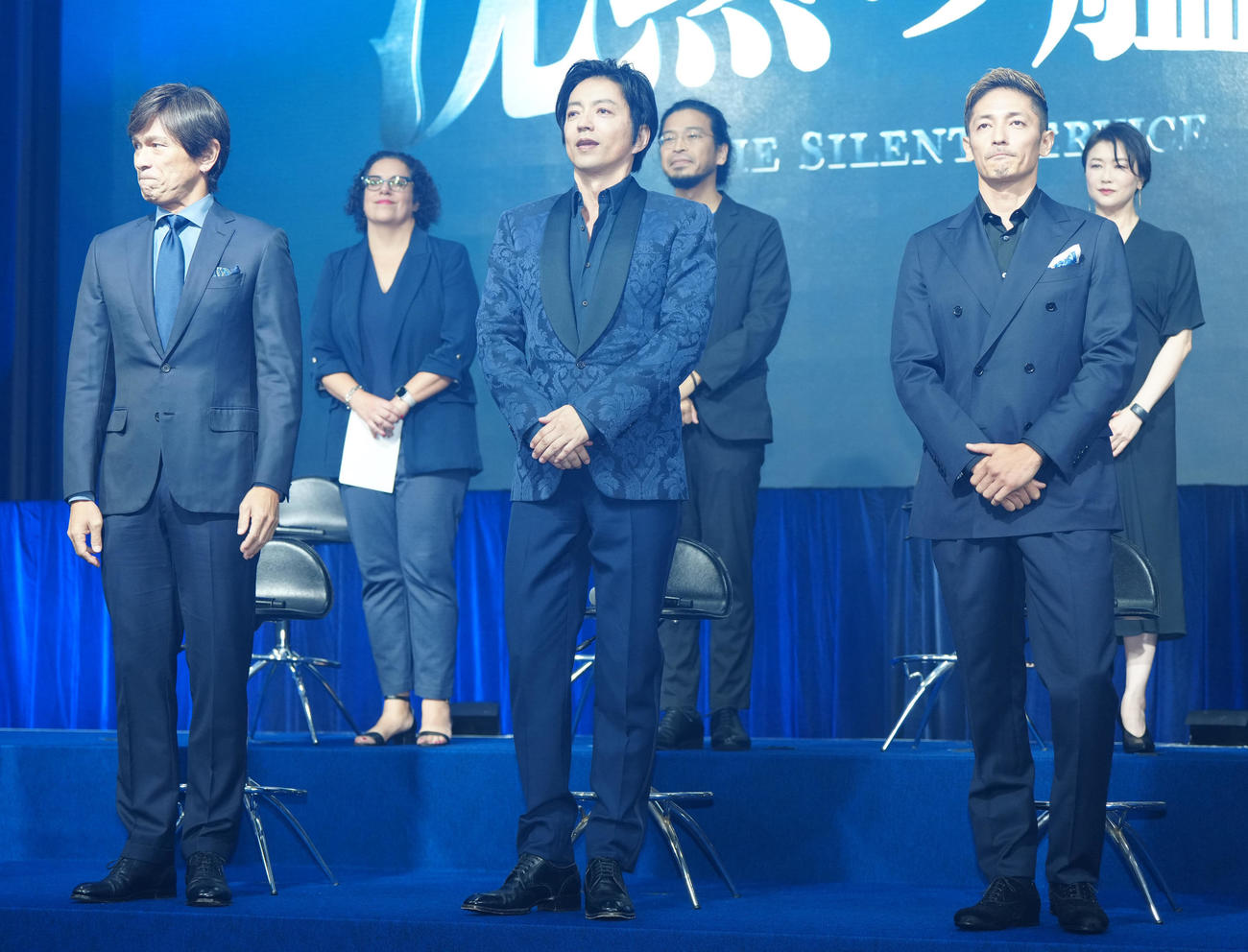 映画「沈黙の艦隊」完成報告会に臨む大沢たかお（前列中央）ら。同右は玉木宏、同左は江口洋介（撮影・江口和貴）