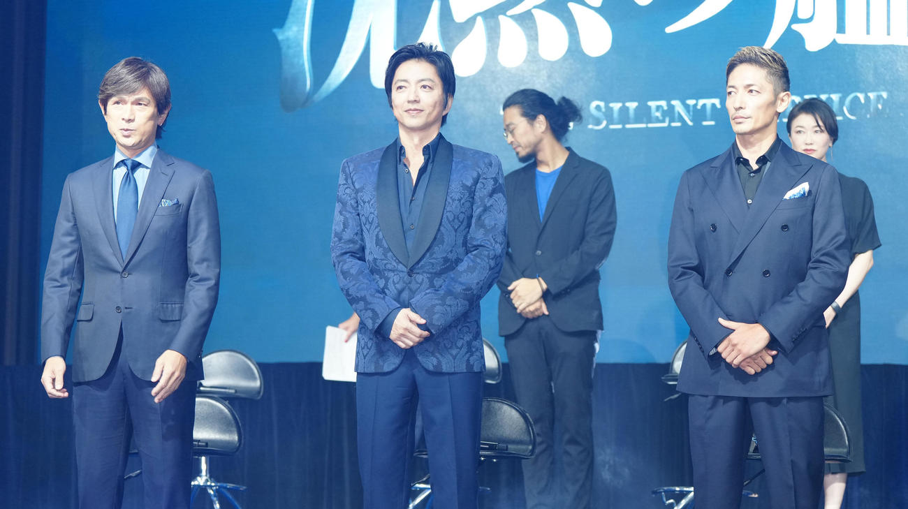映画「沈黙の艦隊」完成報告会に臨む大沢たかお（前列中央）ら。同右は玉木宏、同左は江口洋介（撮影・江口和貴）