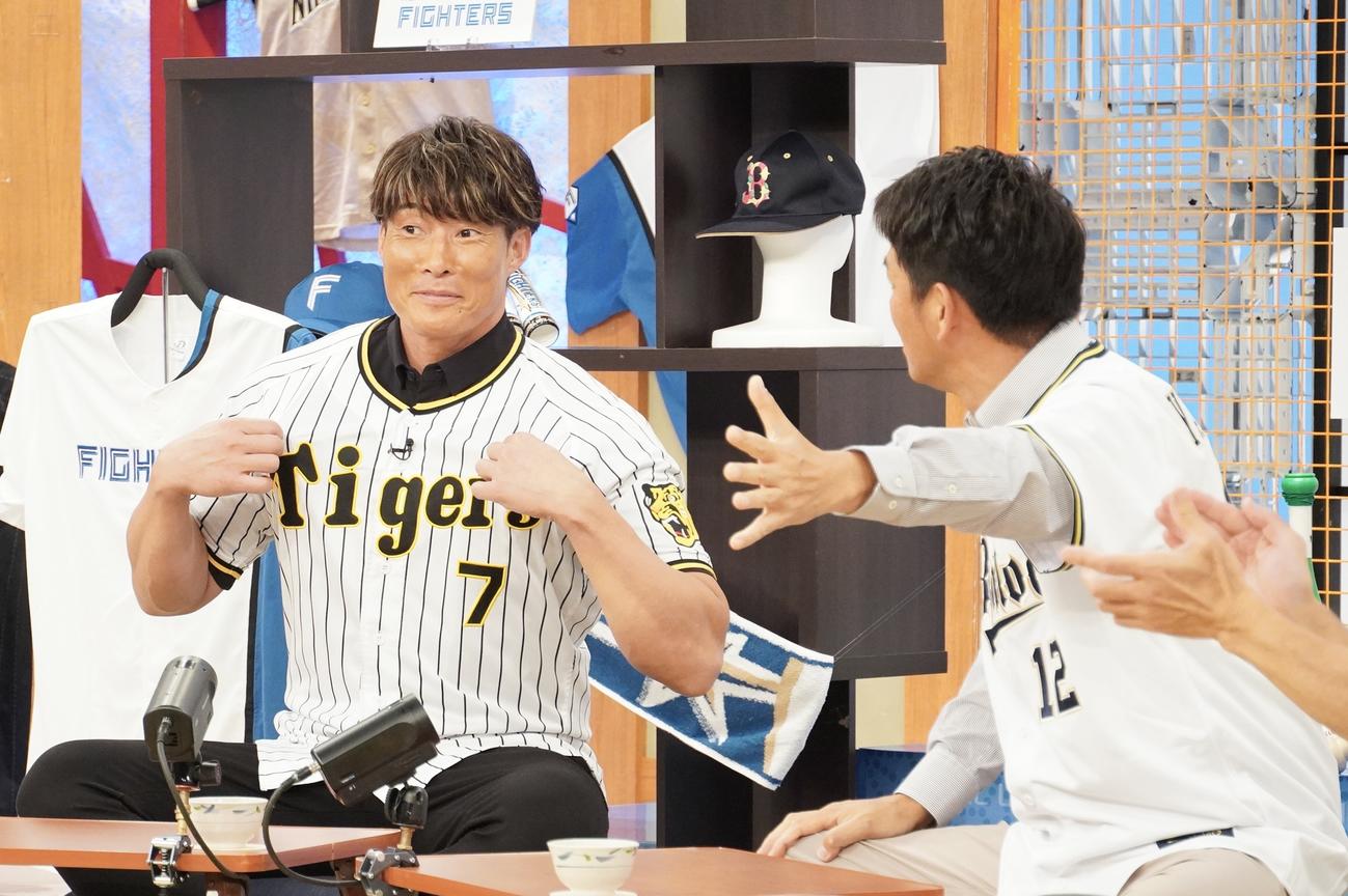 糸井嘉男氏と岡田圭右（右）