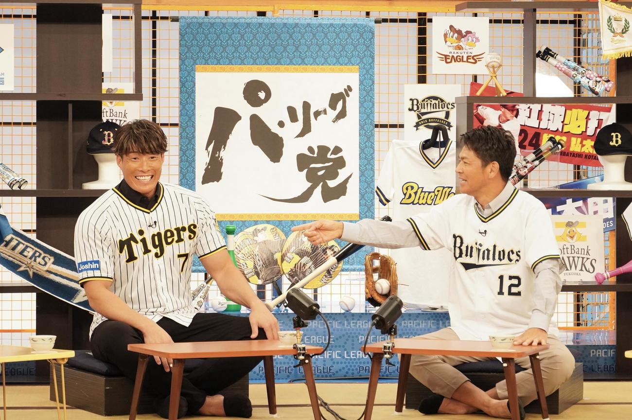 糸井嘉男氏と岡田圭右（右）
