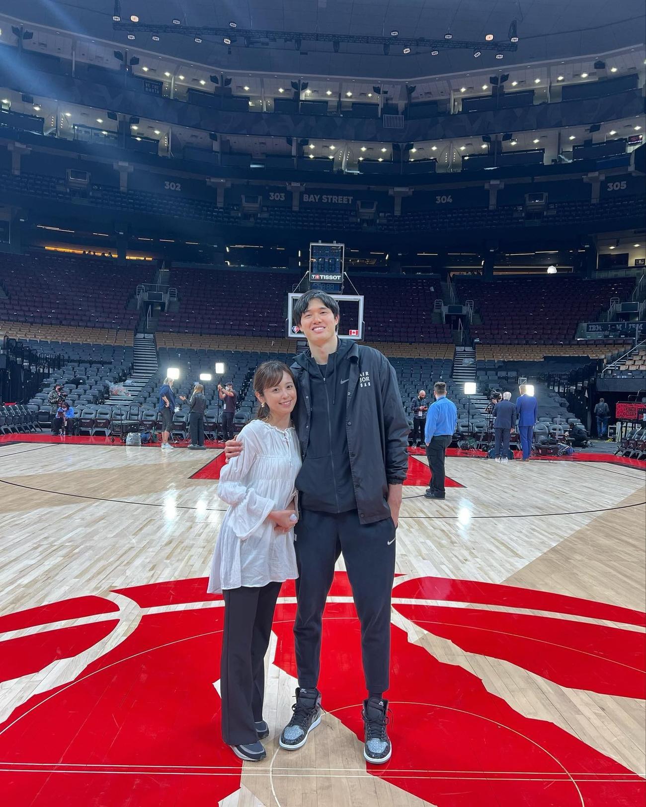 22年5月の結婚発表の際、NBAのコートでのツーショットを披露した渡辺雄太、久慈暁子さん（久慈暁子インスタグラムから）