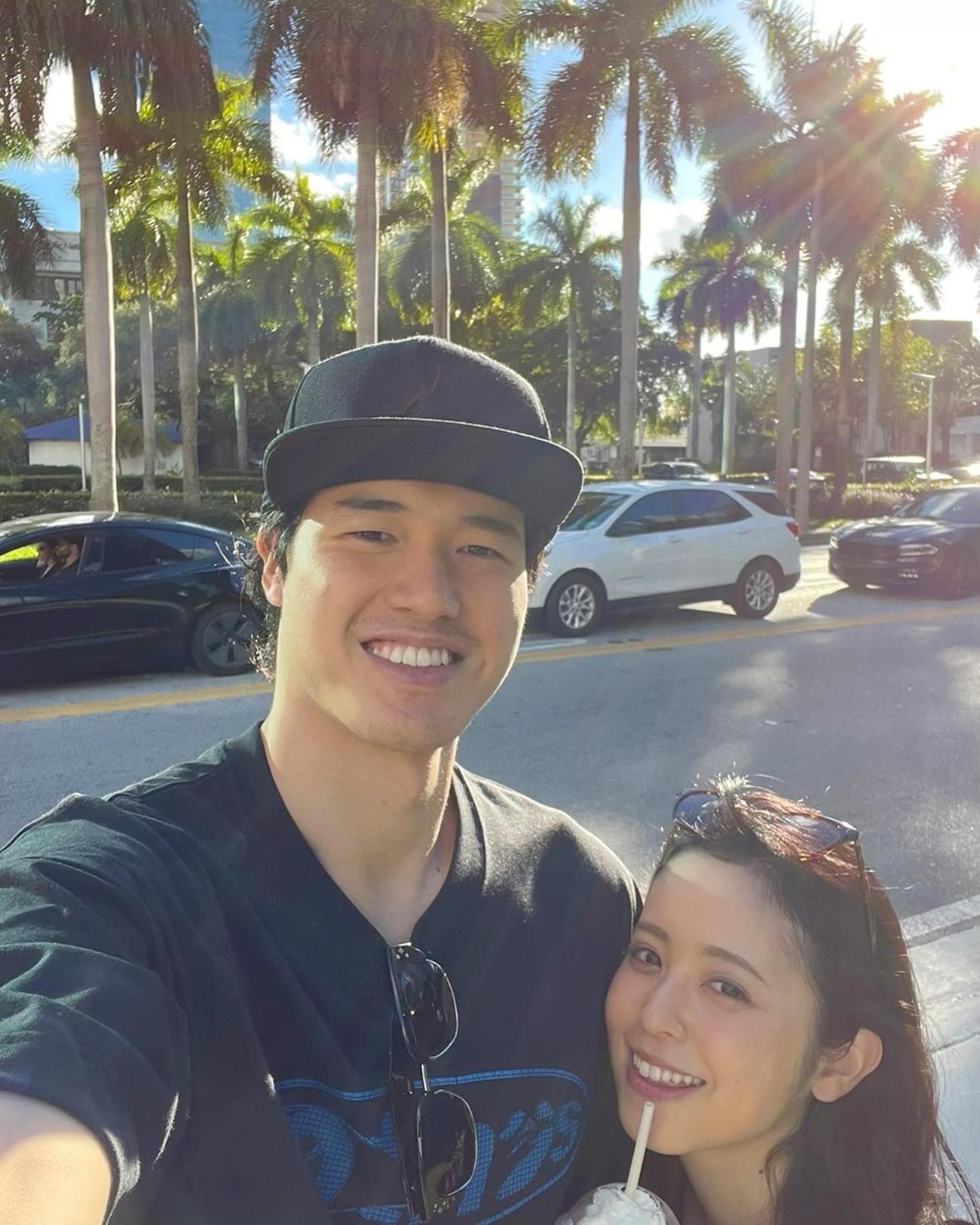 今年5月の結婚1周年にツーショットを披露した渡辺雄太、久慈暁子さん（久慈暁子インスタグラムから）