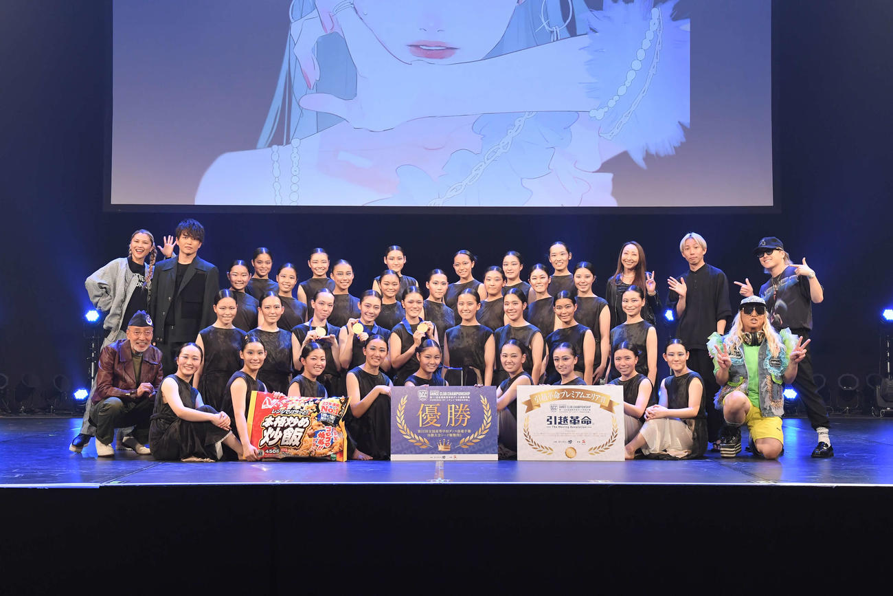 「DANCE CLUB CHAMPIONSHIP」（全国高等学校ダンス部選手権）で審査員を務めた後列左の仲宗根梨乃、KENZO、前列左のテリー伊藤、中央は初優勝を飾った、大阪府の樟蔭高等学校。前列右はDJ KOO