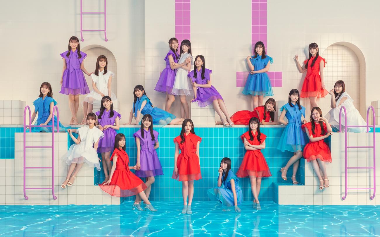 乃木坂46。手前中央は井上和