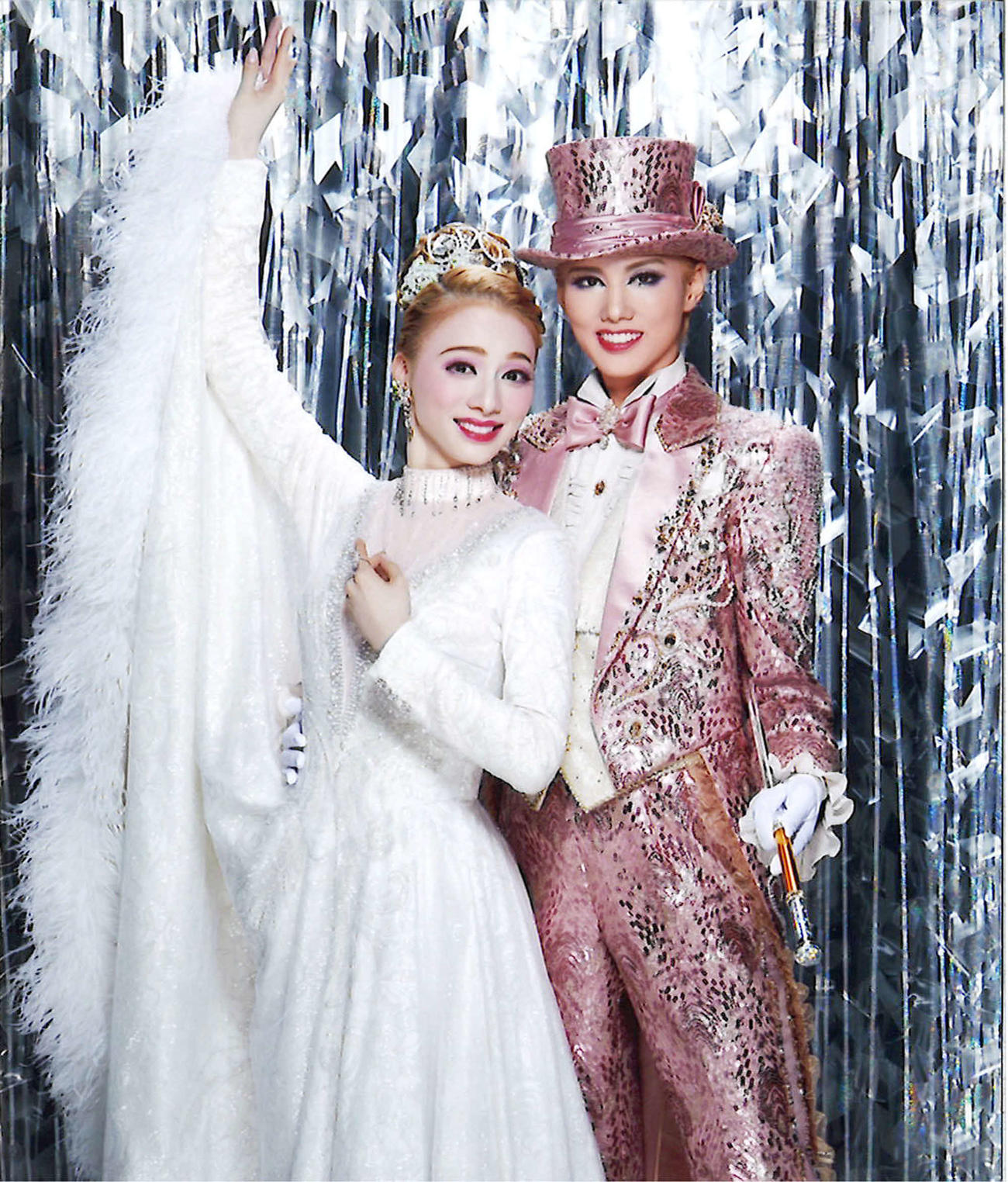 全国ツアー初日を迎えた雪組トップ彩風咲奈（右）と、トップ娘役夢白あや（C）宝塚歌劇団