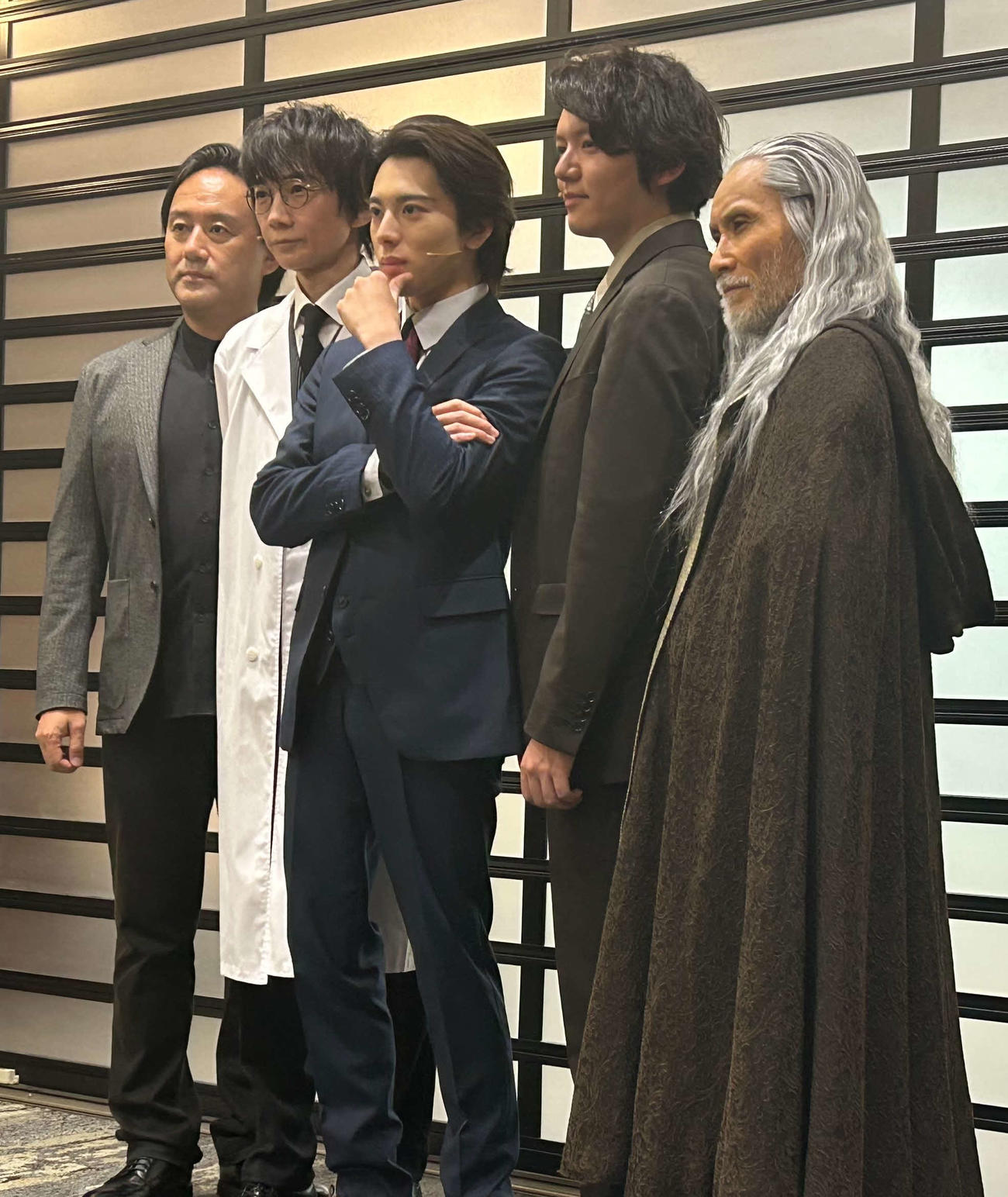 舞台「ノサカラボ　神津恭介シリーズ『呪縛の家』」の公開舞台稽古に出席した、左から演出・構成の野坂実氏、内海光司、林一敬、濱田龍臣、片岡鶴太郎（撮影・松尾幸之介）