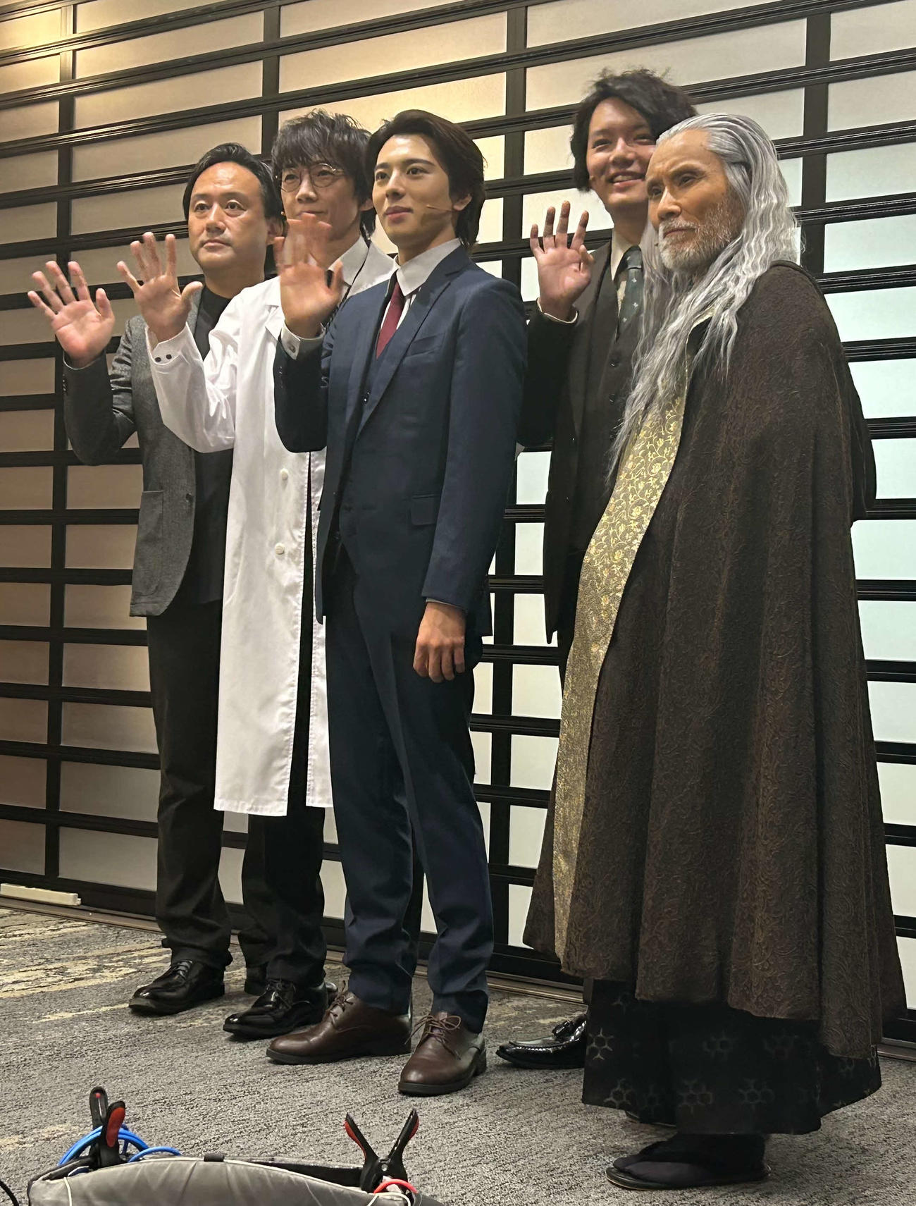 舞台「ノサカラボ　神津恭介シリーズ『呪縛の家』」の公開舞台稽古に出席した、左から演出・構成の野坂実氏、内海光司、林一敬、濱田龍臣、片岡鶴太郎（撮影・松尾幸之介）