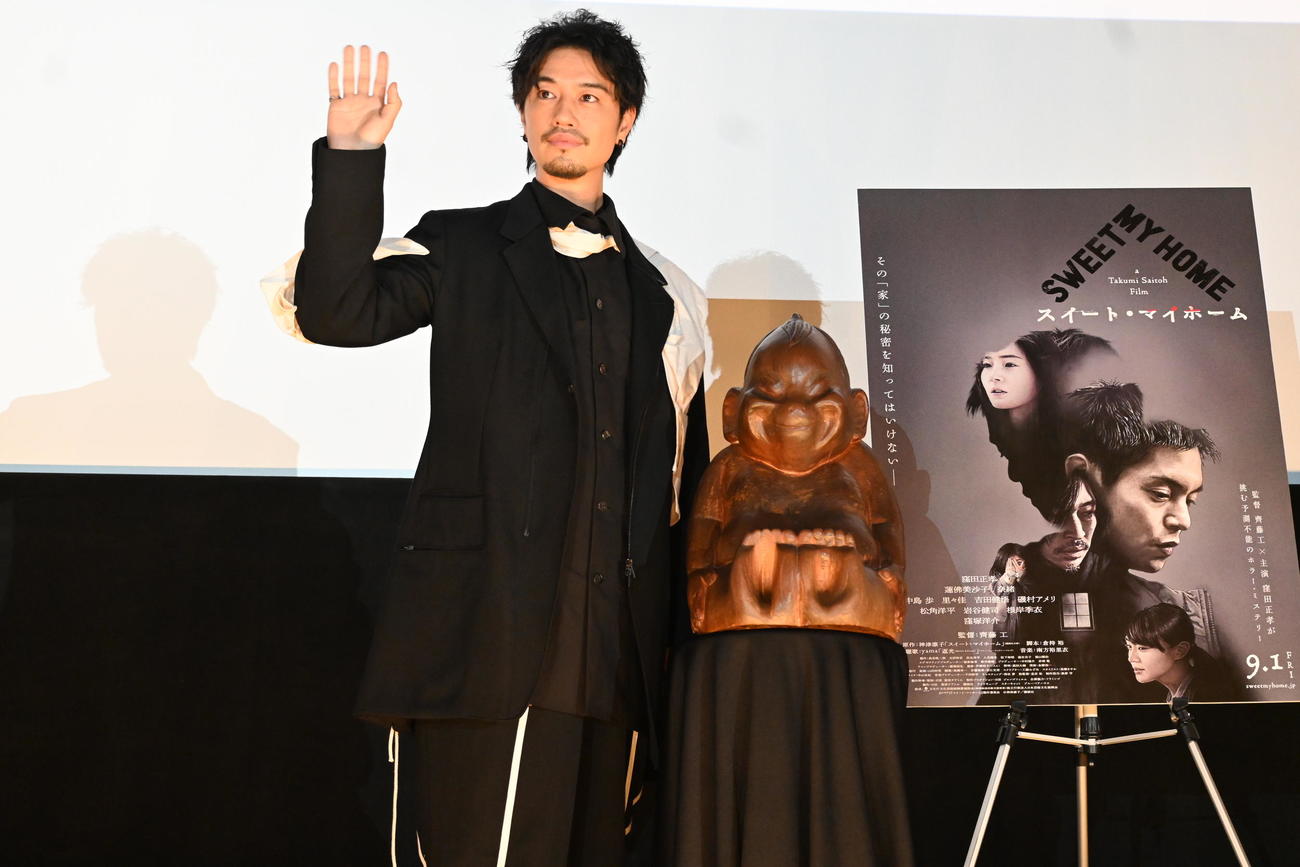 監督作品「スイート・マイホーム」の大阪での先行上映の舞台あいさつに登壇した斎藤工（撮影・松浦隆司）