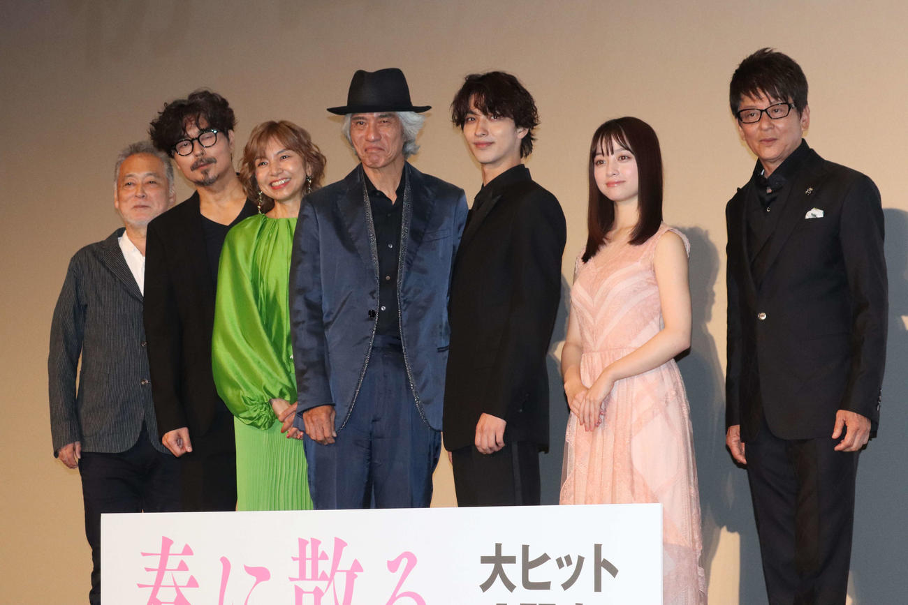 映画「春に散る」初日舞台あいさつに登壇した左から瀬々敬久監督、小澤征悦、山口智子、佐藤浩市、横浜流星、橋本環奈、哀川翔（撮影・加藤理沙）