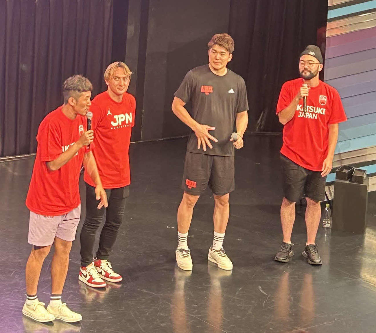 バスケW杯の日本－ドイツ戦のパブリックビューイングイベントに出演した、左から田村裕、佐藤マクファーレン優樹、安藤周人、しゃっく（撮影・松尾幸之介）