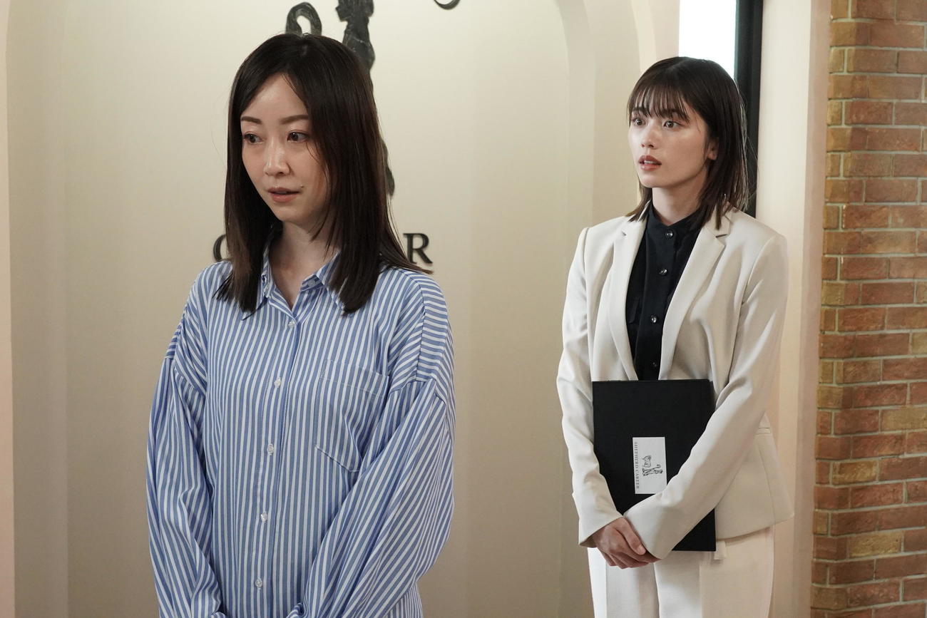 「転職の魔王様」に出演する黒川智花（左）、小芝風花（C）カンテレ