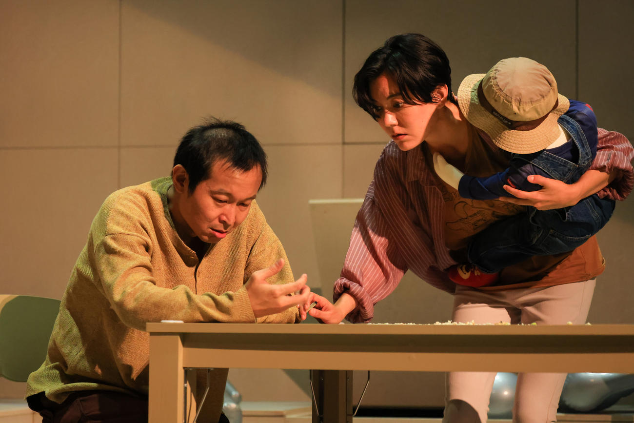 シス・カンパニー公演「いつぞやは」舞台げいこの様子。左から、平原テツ、鈴木杏