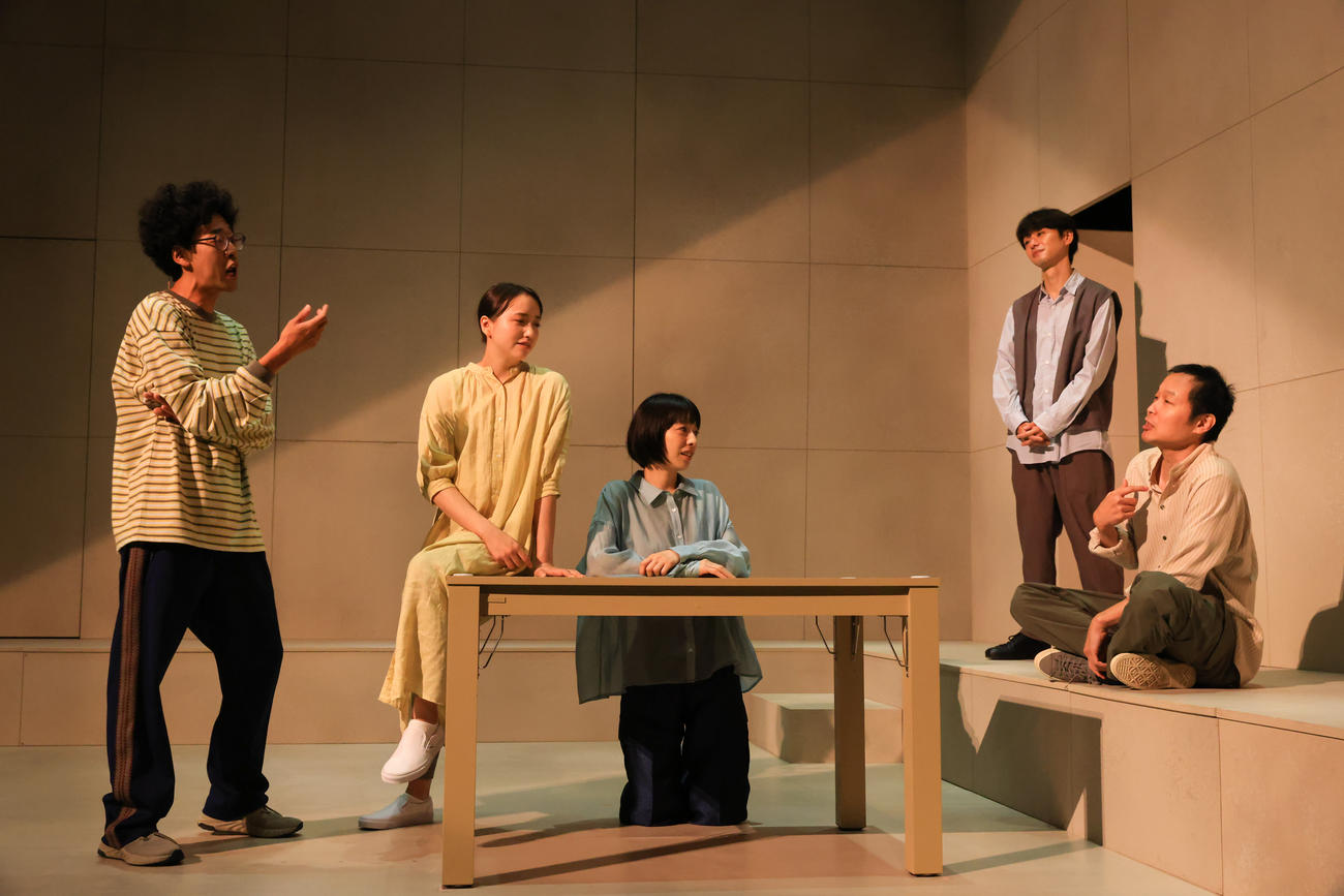 シス・カンパニー公演「いつぞやは」舞台げいこの様子。右は窪田正孝の代役を務める平原テツ